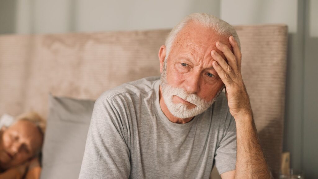 senior souffrant d'hallucinations à cause de la maladie à corps de lewy